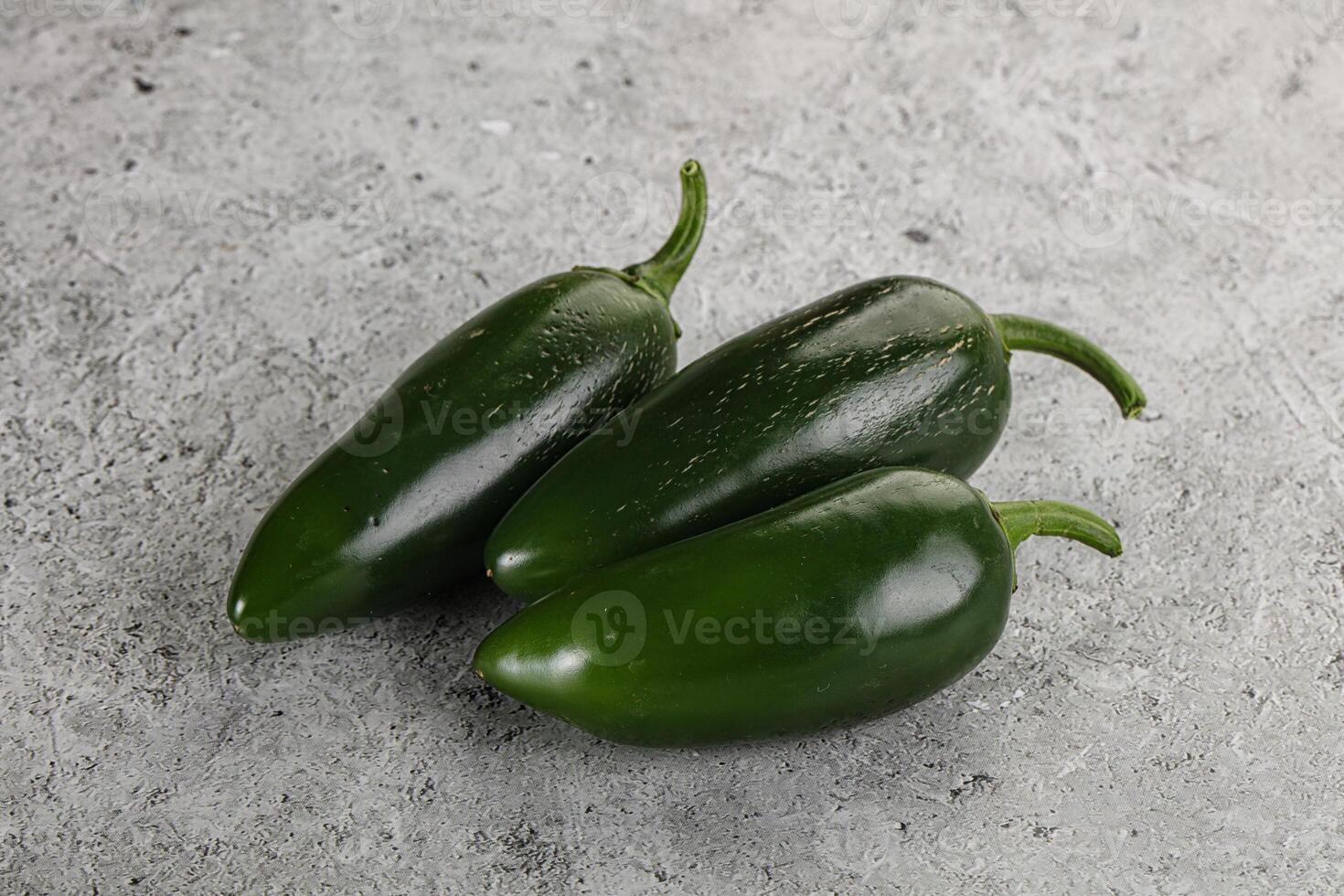 rå grön mexikansk jalapeno peppar foto