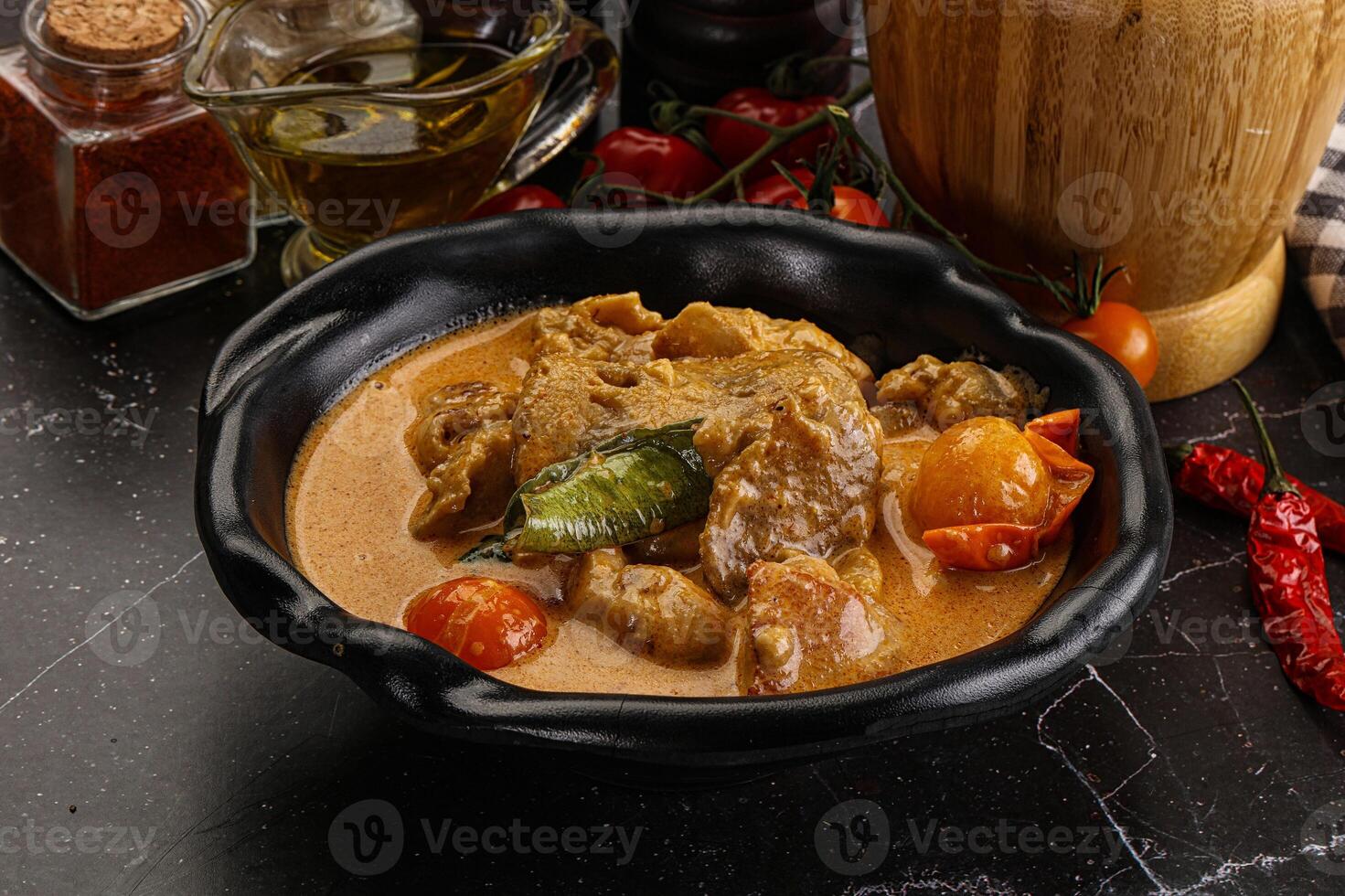 thai tom yum soppa med kyckling foto