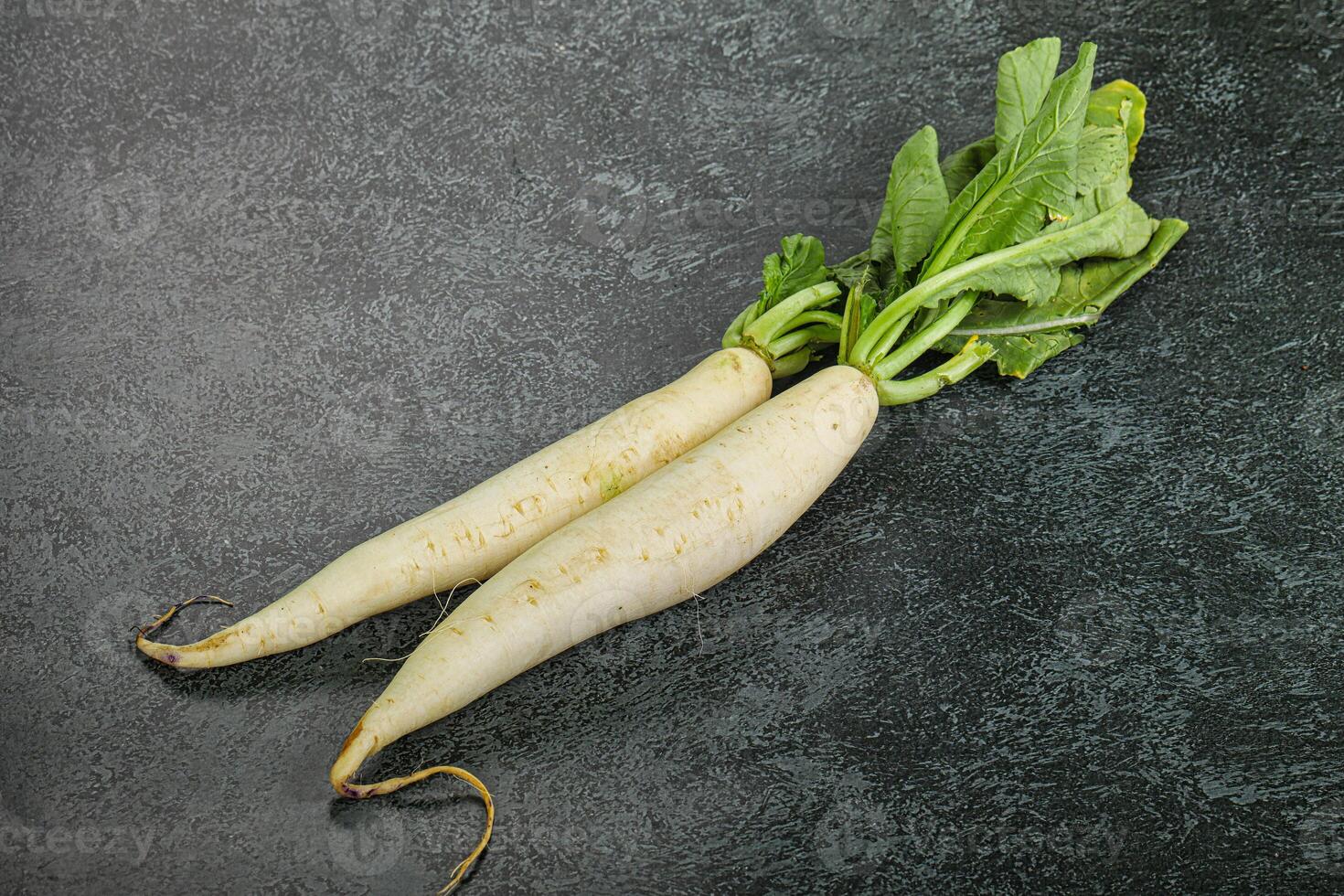 rå mogen organisk daikon rot foto