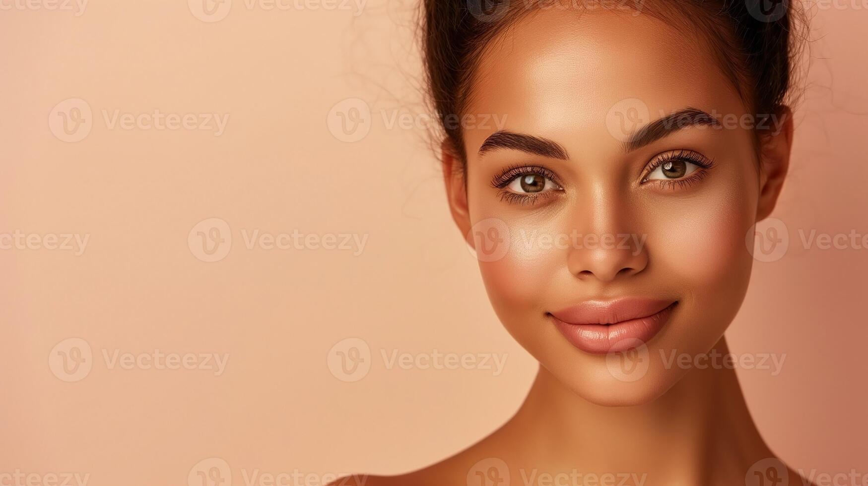 lugn porträtt av en ung blandad lopp kvinna med Plats för kosmetisk annons foto