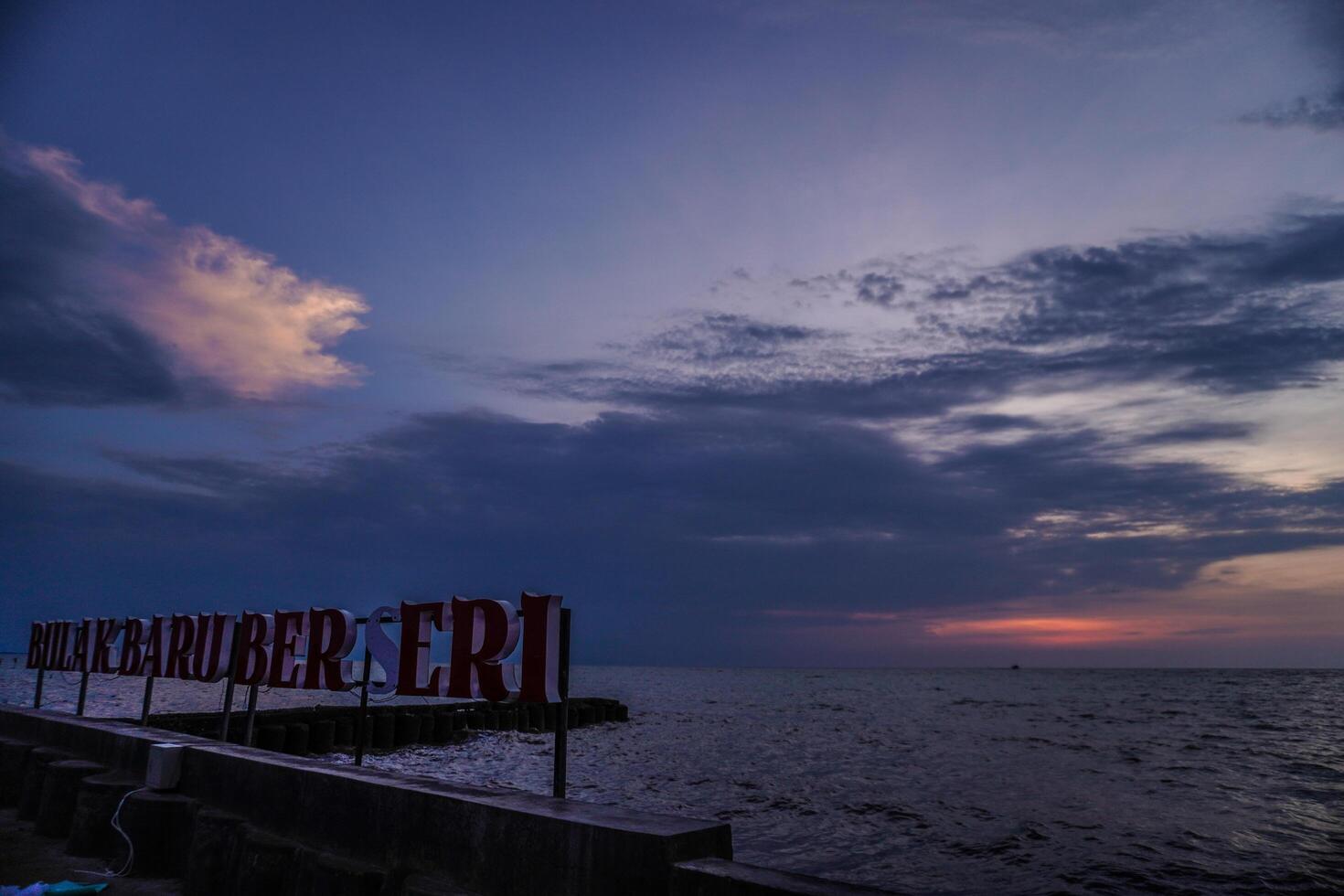 panorama av de solnedgång himmel på de kustlinje med fri Plats för reklam fotokopior. foto