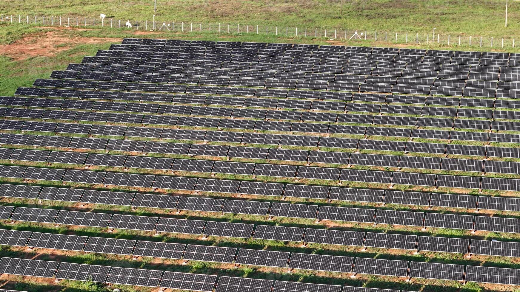 sol- energi växt i lantlig område foto