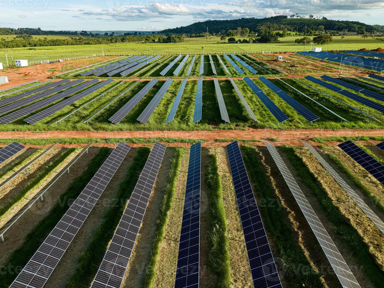 sol- energi växt i lantlig område foto