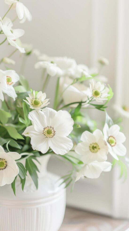 vit blommar i vas enkelhet foto