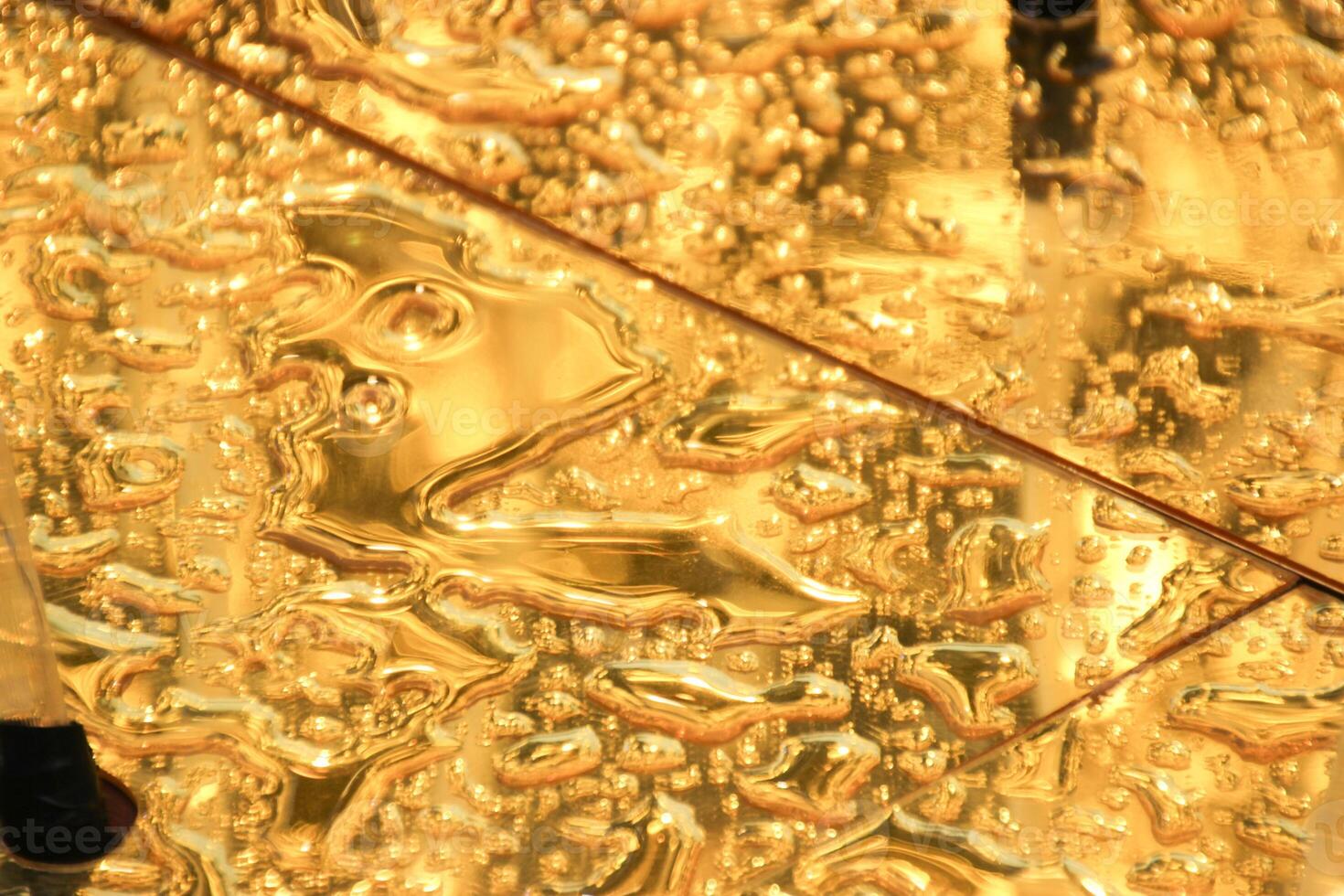 gyllene bryta ljus , förvrängd reflexion metall yta foto