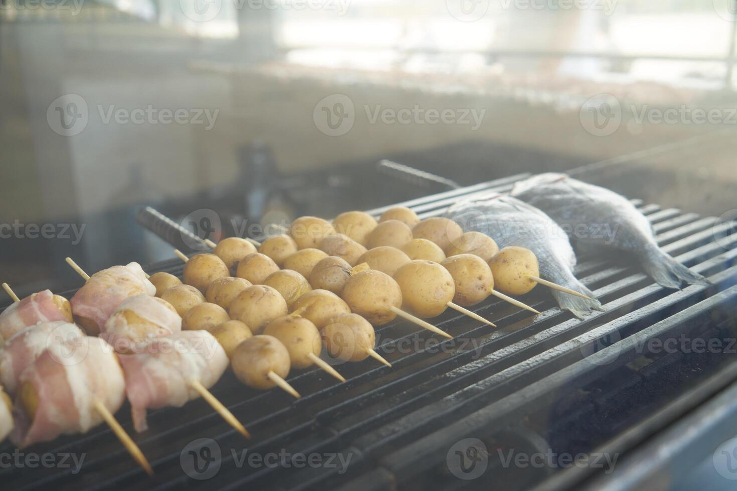 utegrill på spett, rå kött foto