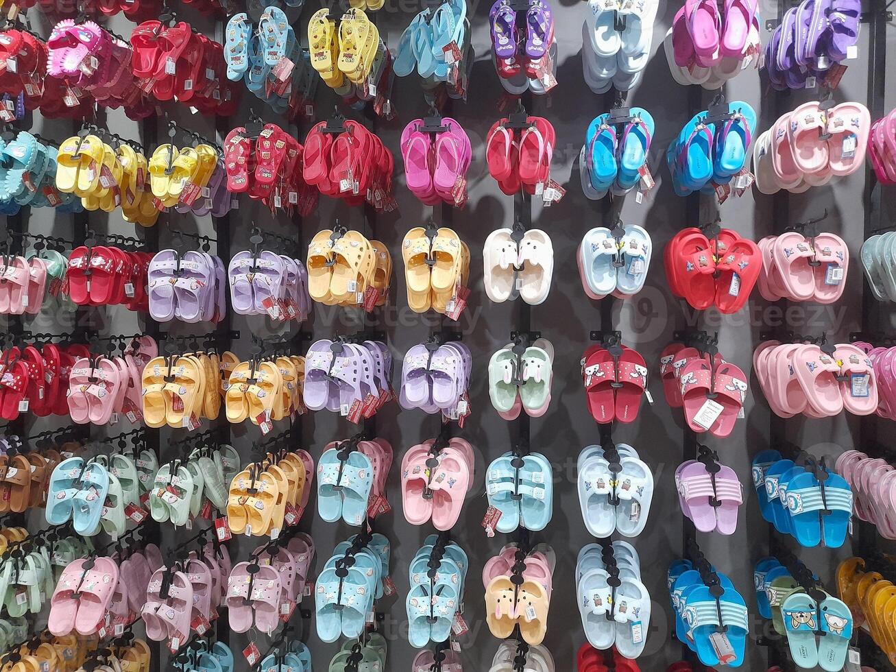 olika typer av skor och sandaler visas i en sko affär skyltfönster. foto