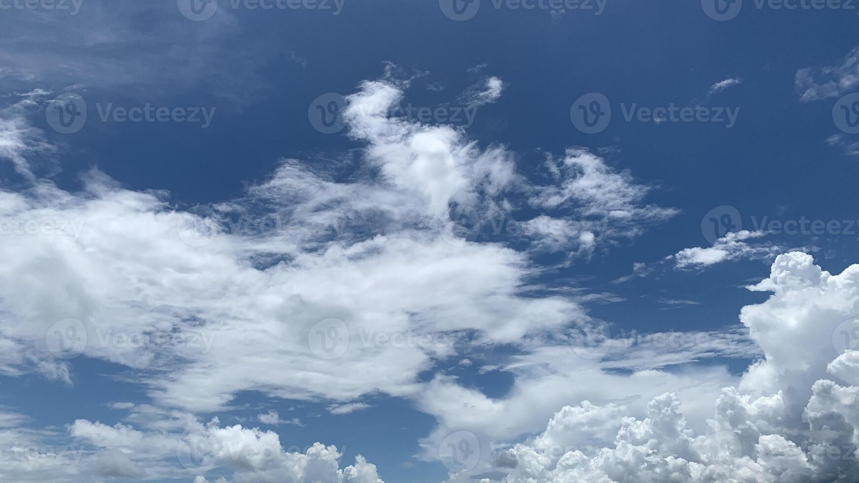 en se av de himmel från en båt foto