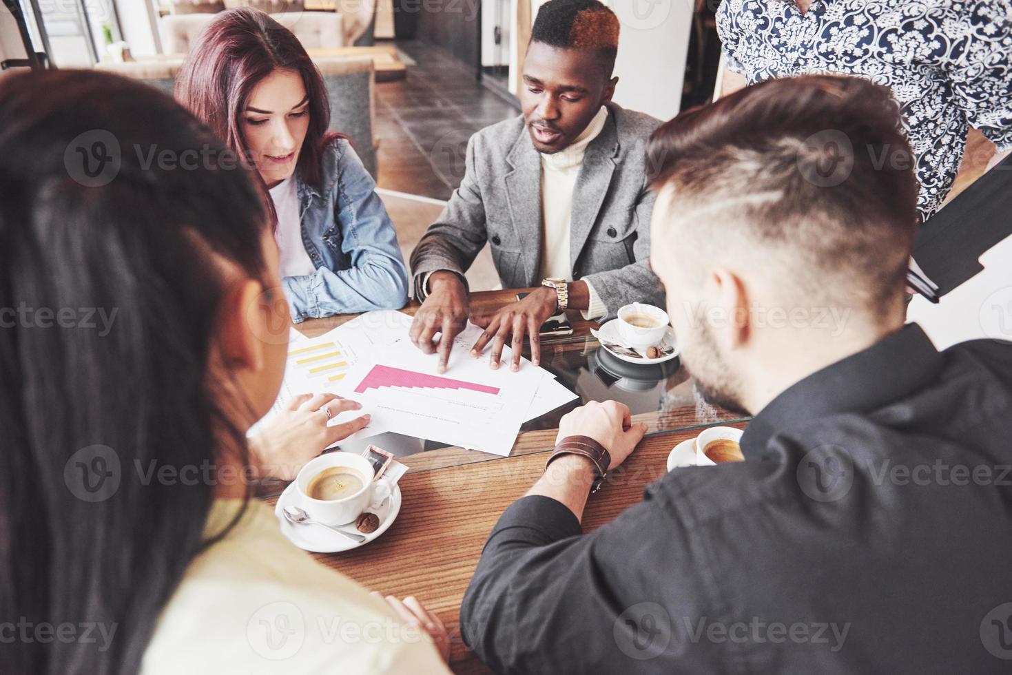 grupp av tillfälligt klädda affärsmän som diskuterar idéer. kreativa proffs samlades för att diskutera de viktiga frågorna för det nya framgångsrika startprojektet. lagarbete brainstorming koncept foto