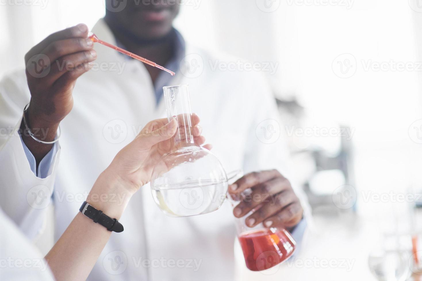 experiment i det kemiska laboratoriet. ett experiment utfördes i ett laboratorium i transparenta kolvar foto
