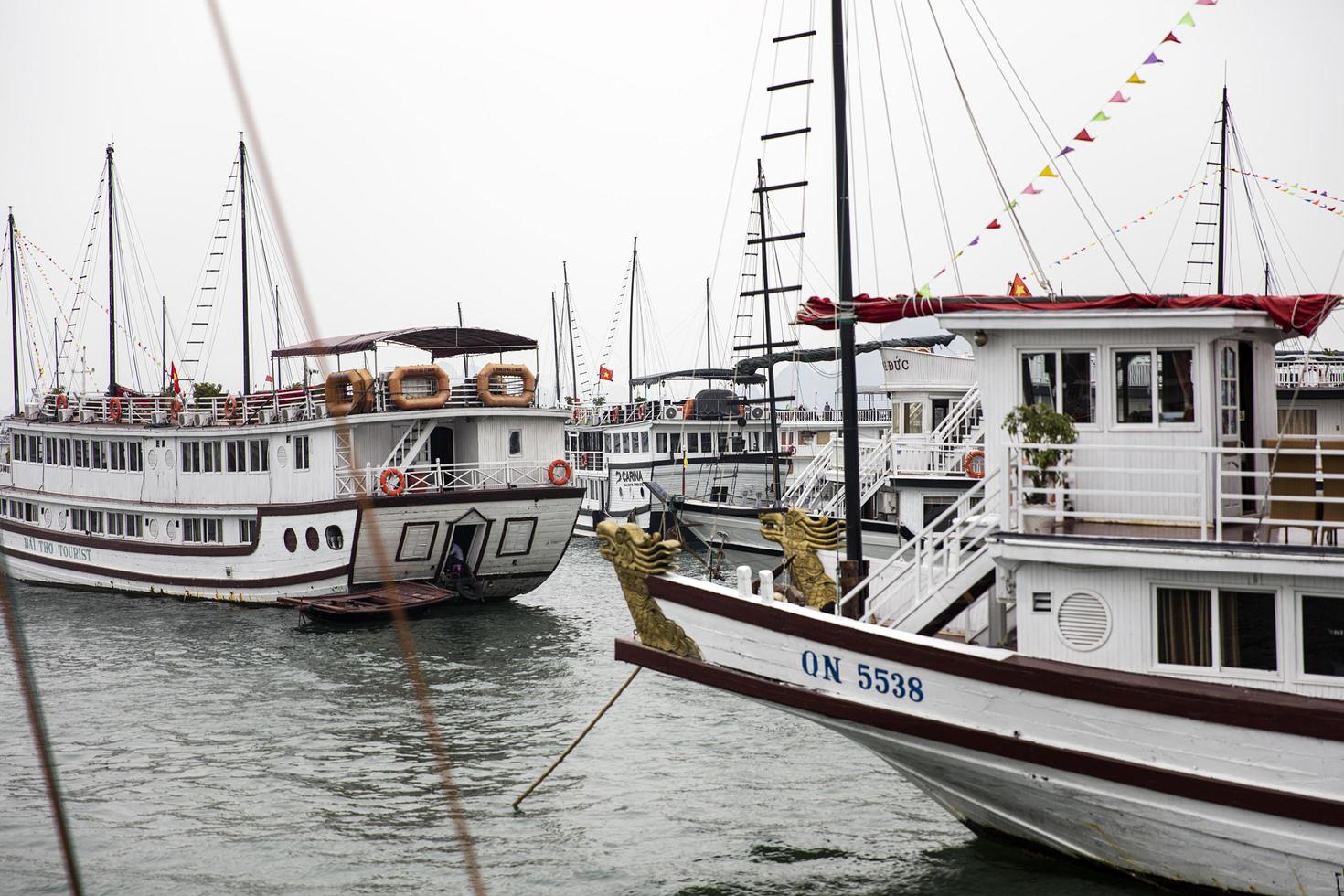 halong, vietnam, 28 februari 2017 - turistkryssningsfartyg i halong hamn. huvudnäringarna vid halong är turism, tjänster, handel, jordbruk, skogsbruk och fiske foto