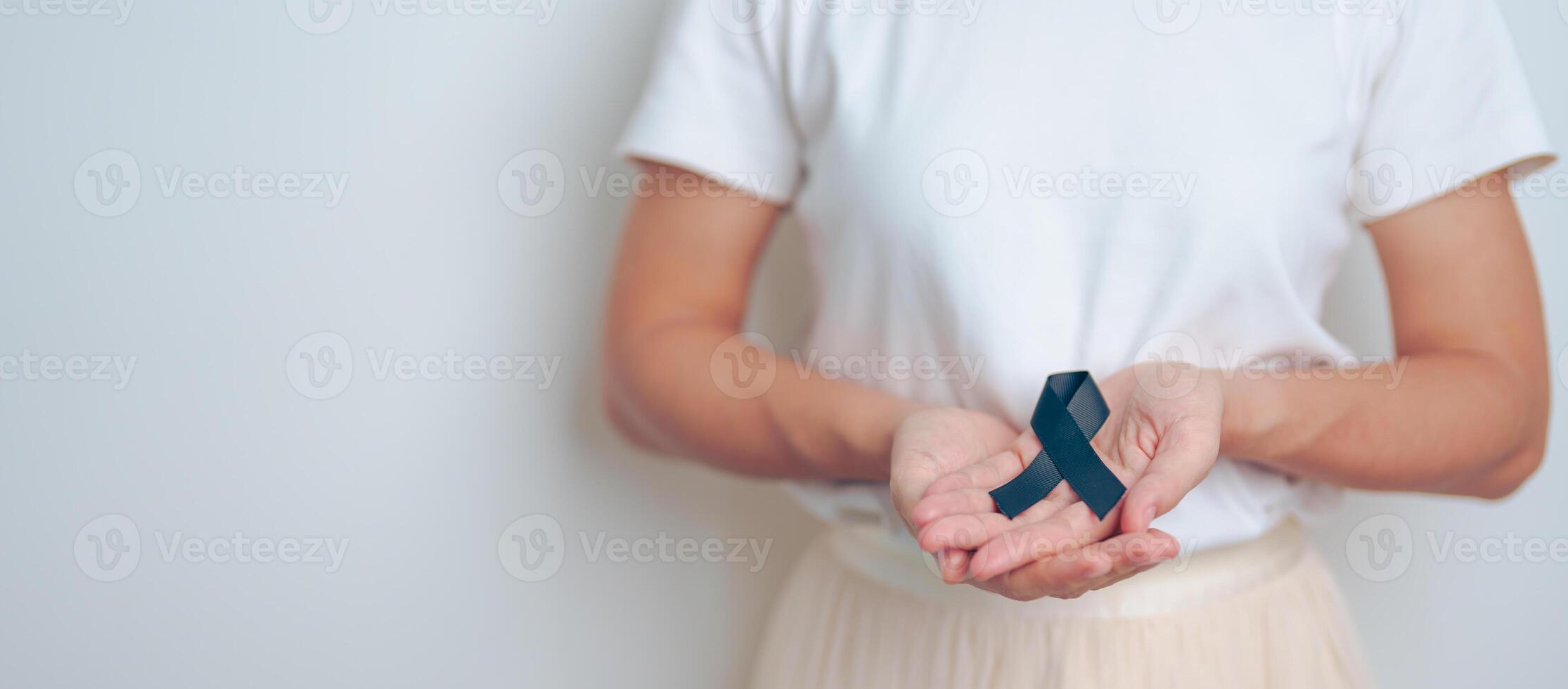 melanom och hudcancer, vaccinskada medvetenhetsmånad och vila i frid-koncept. kvinna med svart band foto