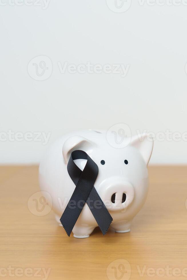 melanom och hud Maj cancer månad, svart band med nasse Bank för Stöd sjukdom liv. hälsa, donation, välgörenhet, kampanj, pengar sparande, fond och värld cancer dag begrepp foto