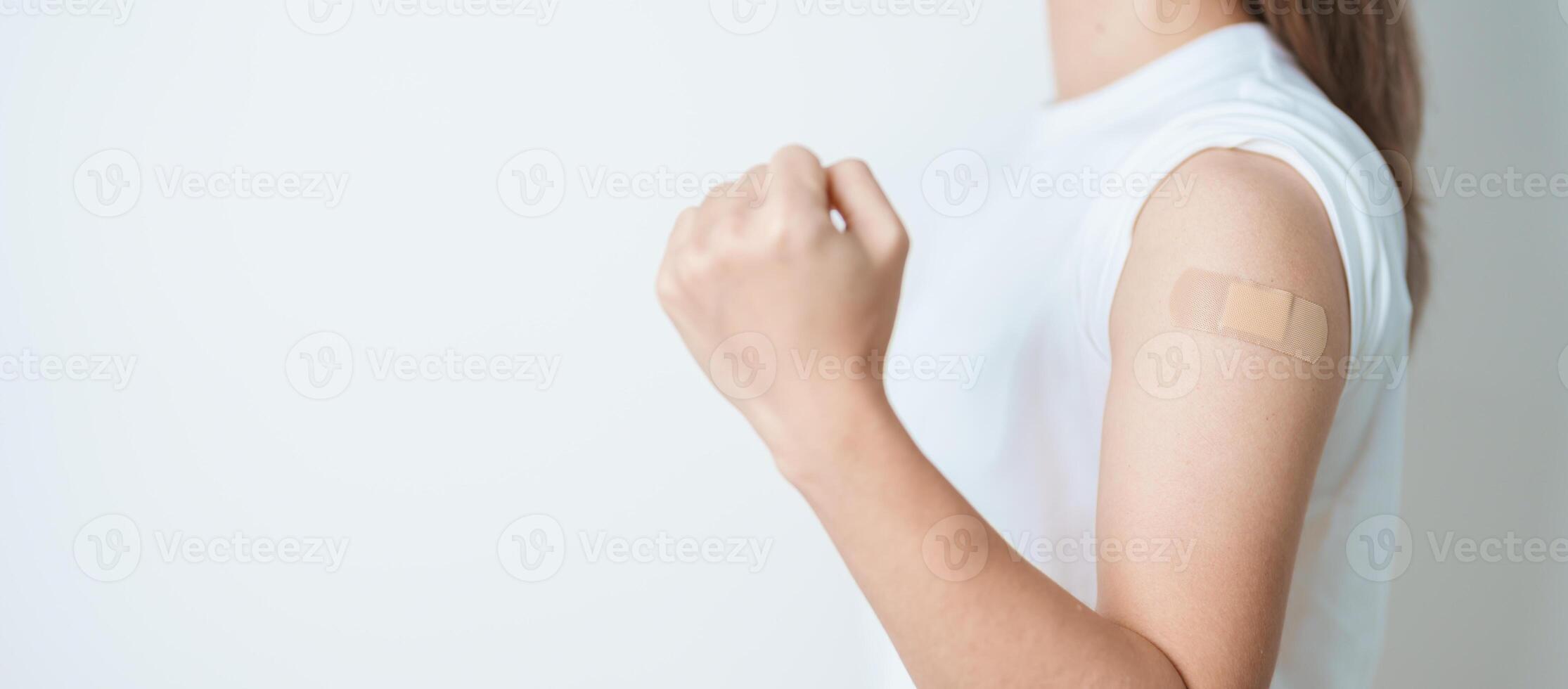 kvinna med bandage efter tar emot vaccin. vaccination och immunisering för influensa, hpv, zoster, ipd, dtp eller difteri, tetanus och kikhosta, mmr, hepatit b, covid och vattkoppor vaccin foto