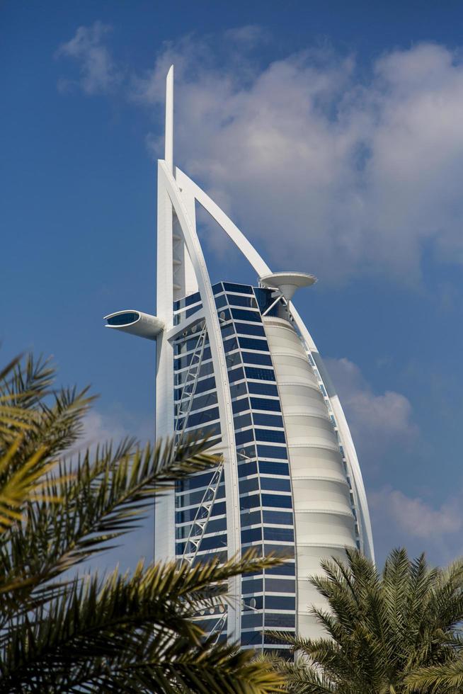 dubai, uae, 16 januari 2014 - utsikt över hotell burj al arab i dubai. på 321 m är det det fjärde högsta hotellet i världen och har 202 rum. foto