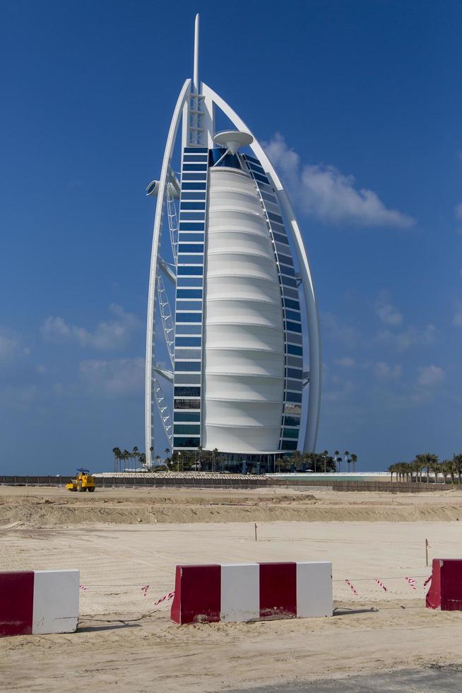 dubai, uae, 16 januari 2014 - utsikt över hotell burj al arab i dubai. på 321 m är det det fjärde högsta hotellet i världen och har 202 rum. foto