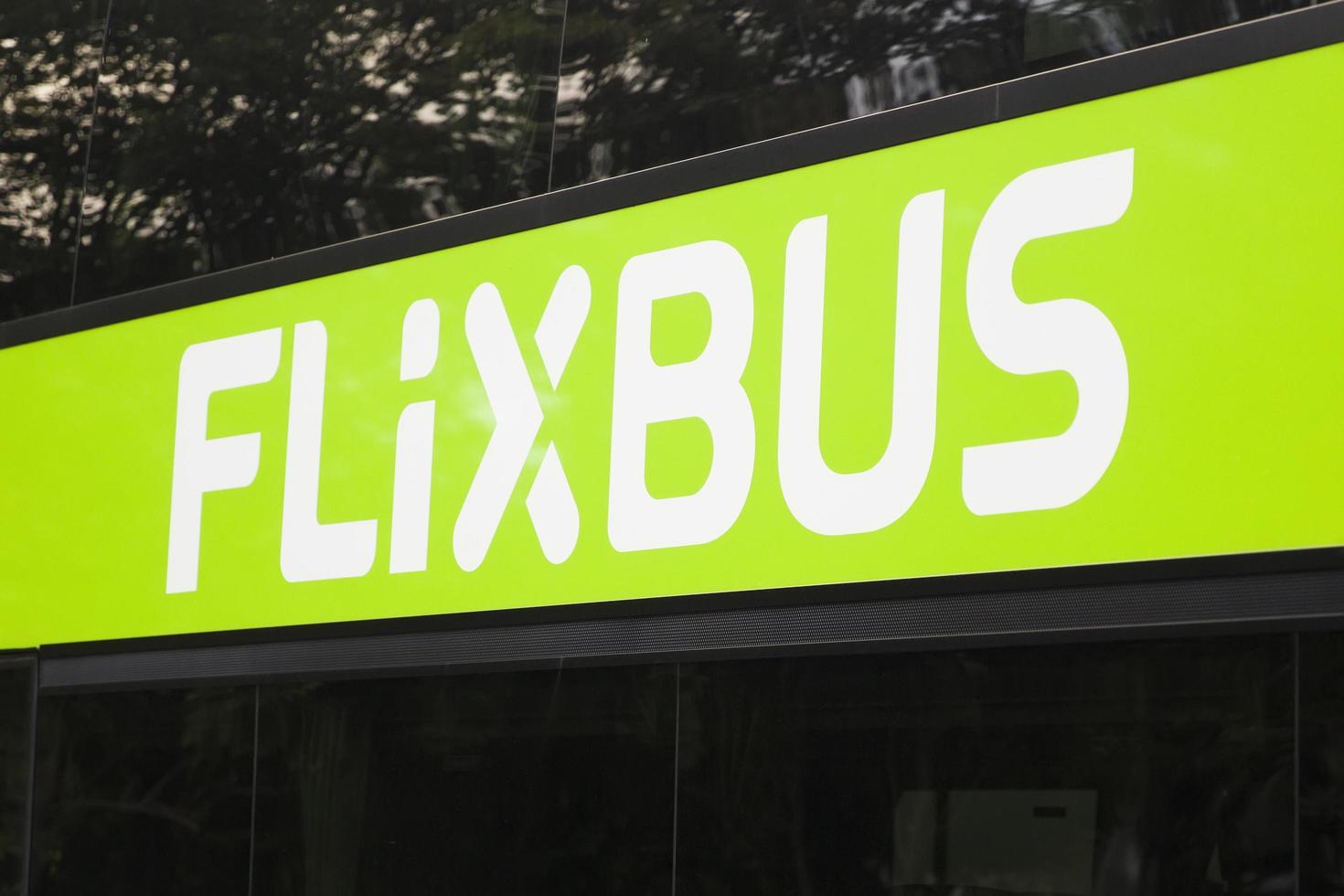 Zürich, Schweiz, 23 september 2018 - detalj av flixbussbuss i Zürich, Schweiz. flixbus är ett tyskt varumärke som erbjuder intercitybusstrafik i europa grundat 2011 un münchen, tyskland. foto