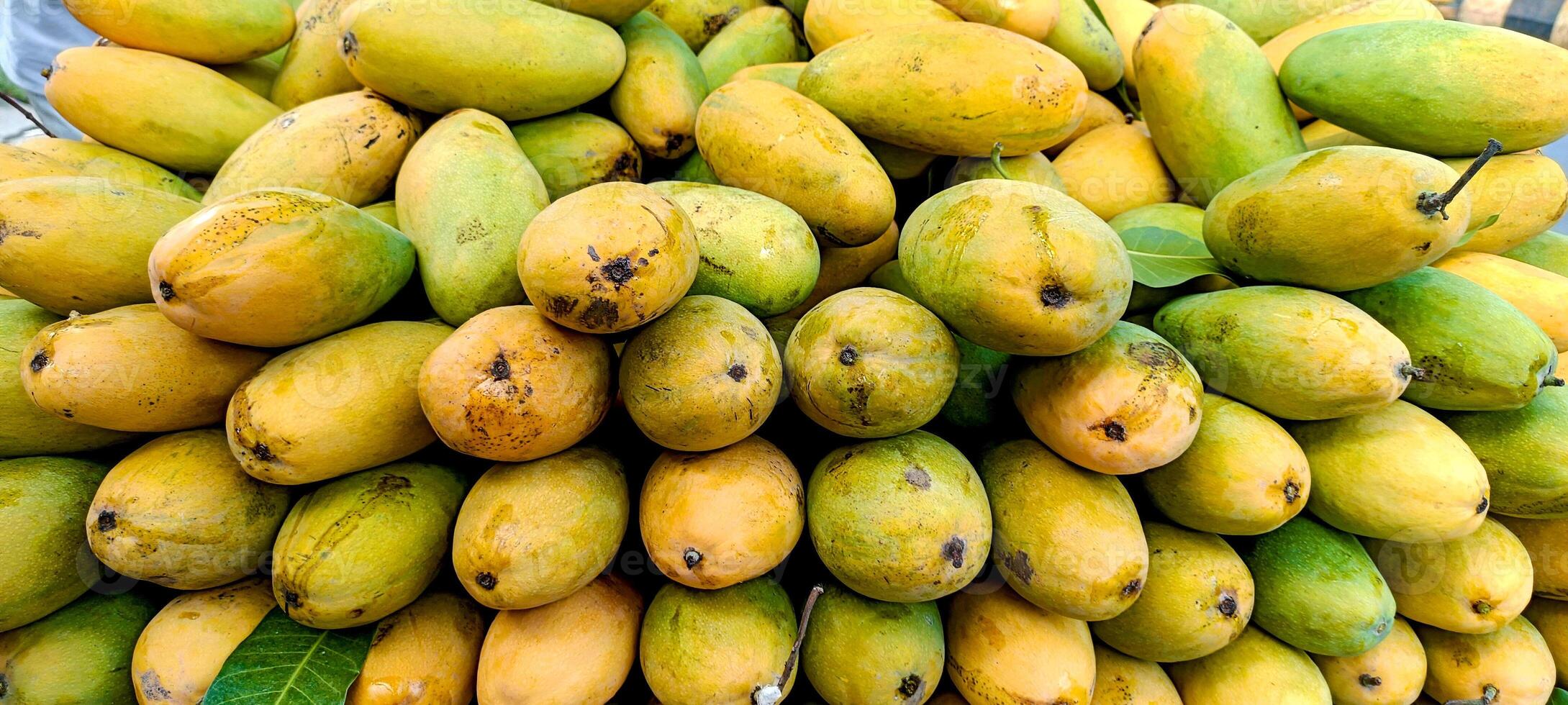 hög av färsk mogen gul mango bakgrund foto