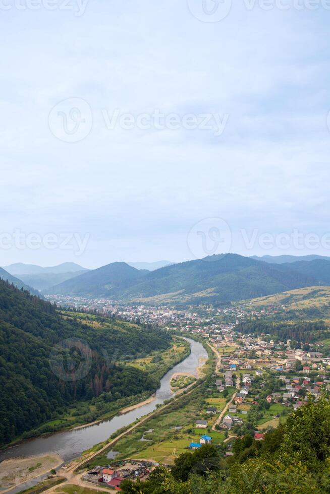 karpater bergen räckvidd, ukraina. karpater se av en berg flod och by foto