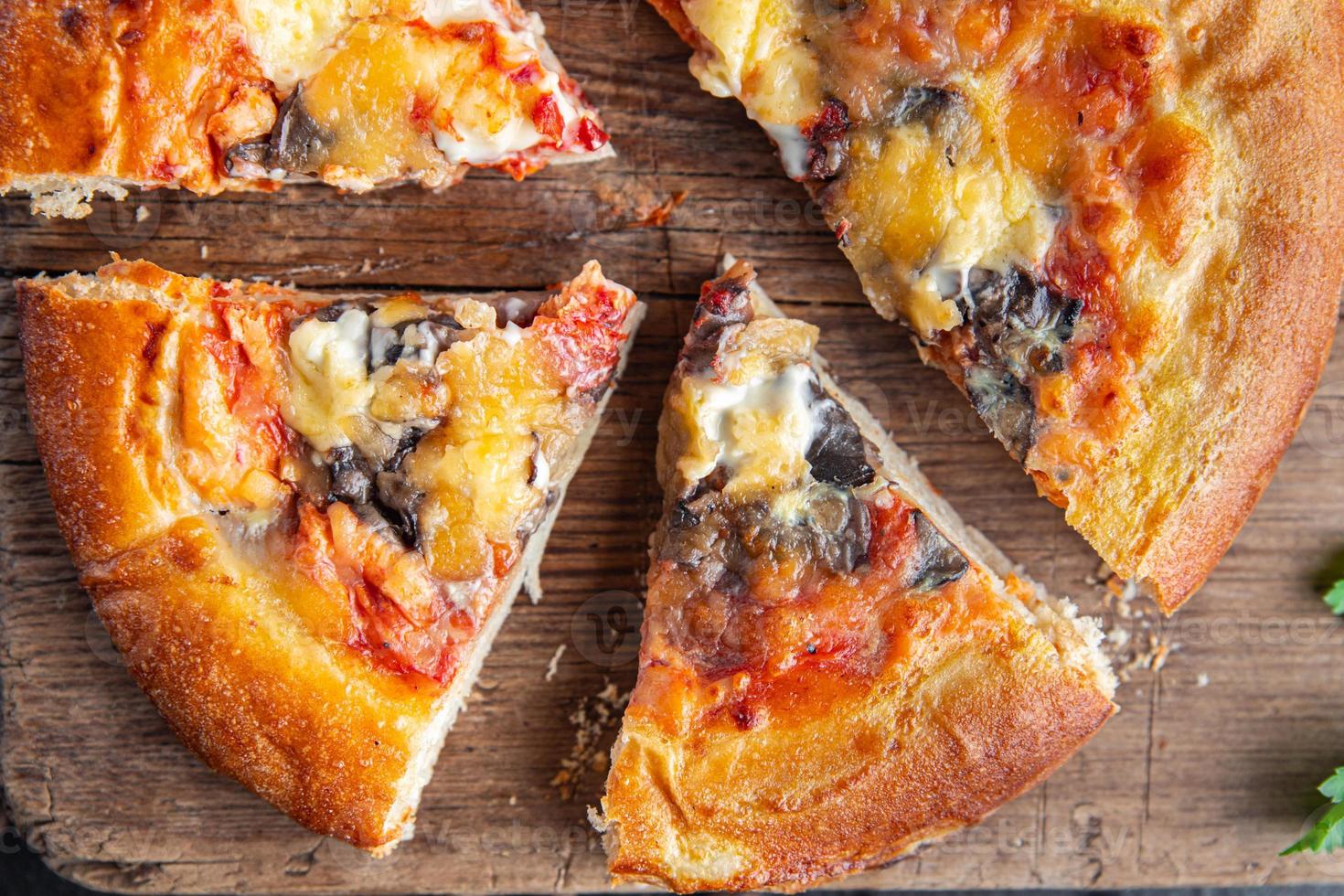 pizza färsk hemlagad bakning tomatsås och ost foto