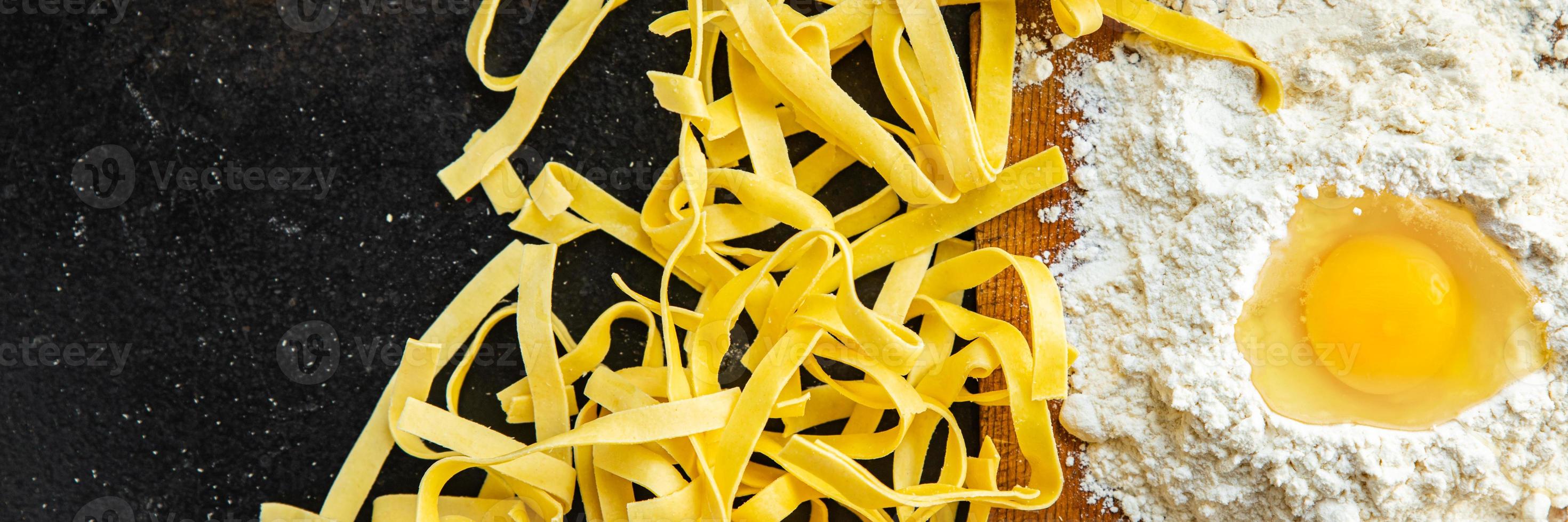 ägg pasta rå tagliatelle handgjord matlagning foto