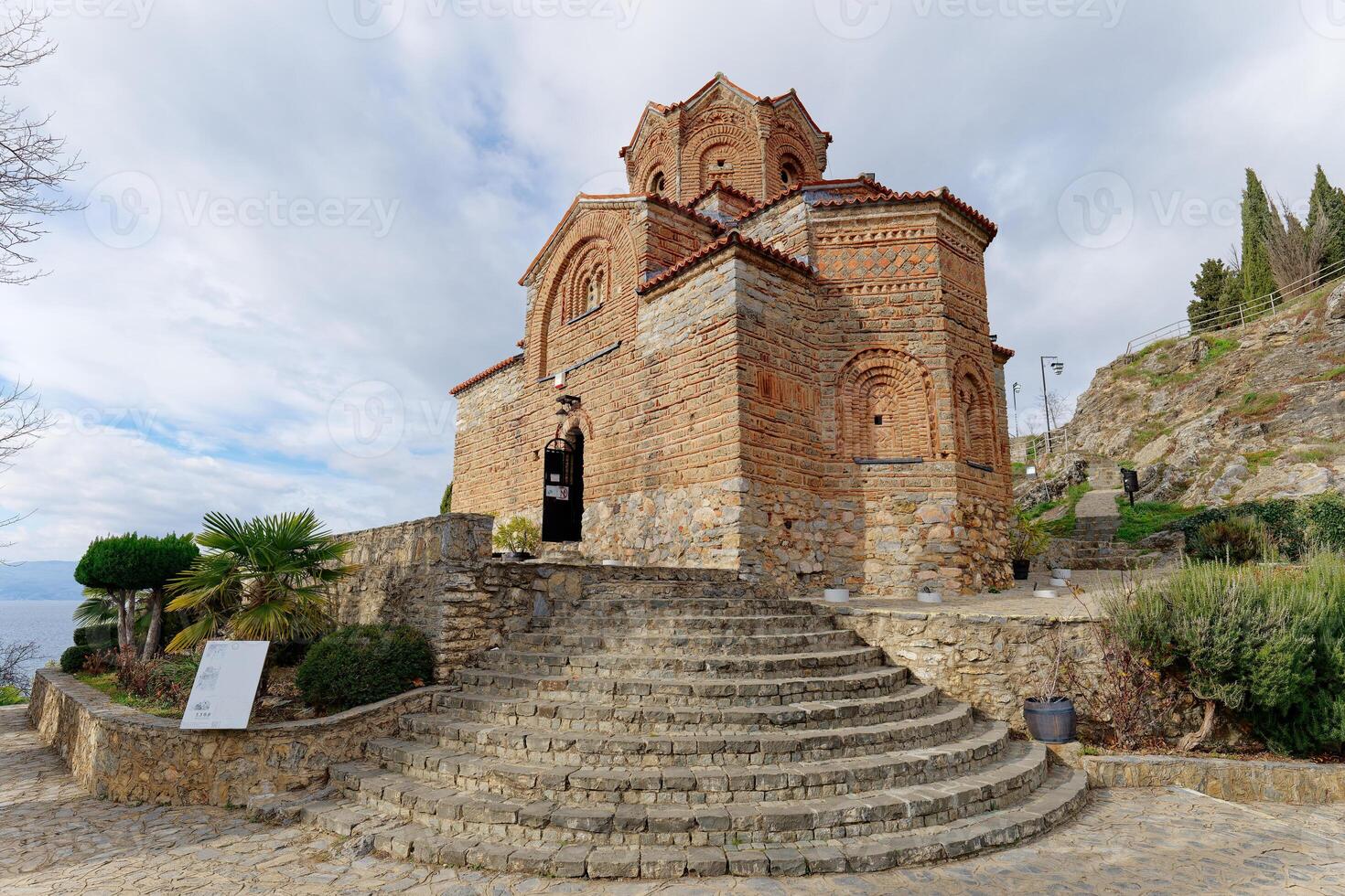 se av de kyrka av helgon john de teolog i sjö Ohrid, norr makedonien. resa destination med kulturell och naturlig intressera. unesco värld arv webbplats. foto