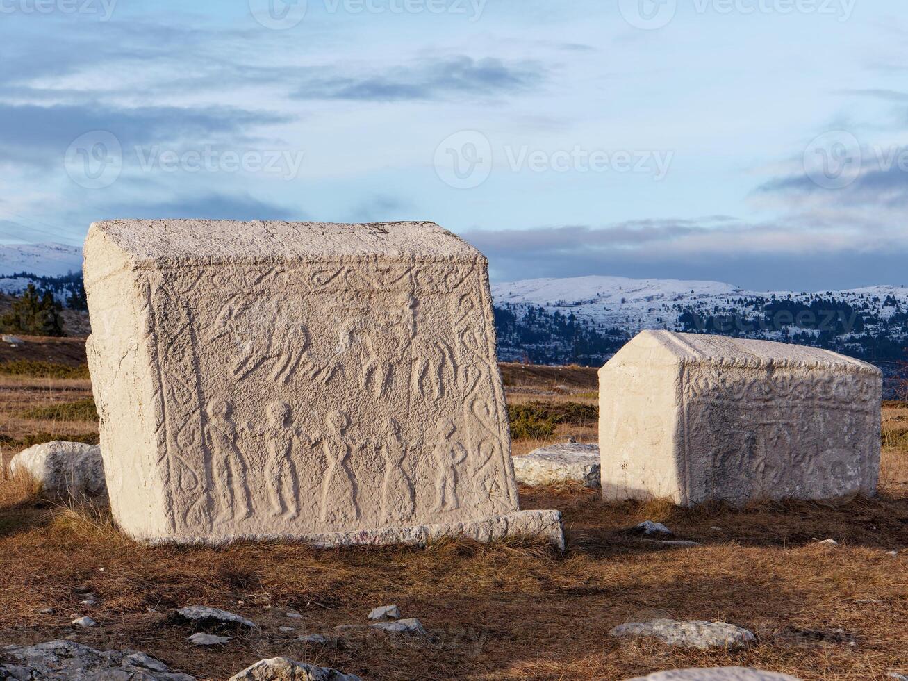 stecci medeltida gravstenar kyrkogårdar dugo polje i blidinje, bih. unesco webbplats. historisk plats av intressera. de gravstenar funktion en bred räckvidd av dekorativ motiv och inskriptioner. foto