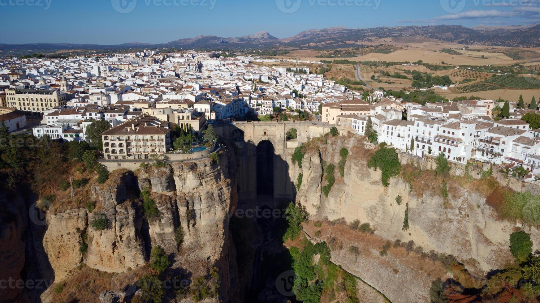 the puente nuevo, ny bro i Ronda. vita byar i provinsen Malaga, Andalusien, Spanien. vacker by på bergets klippa. turistmål. semester och njut av solen. foto