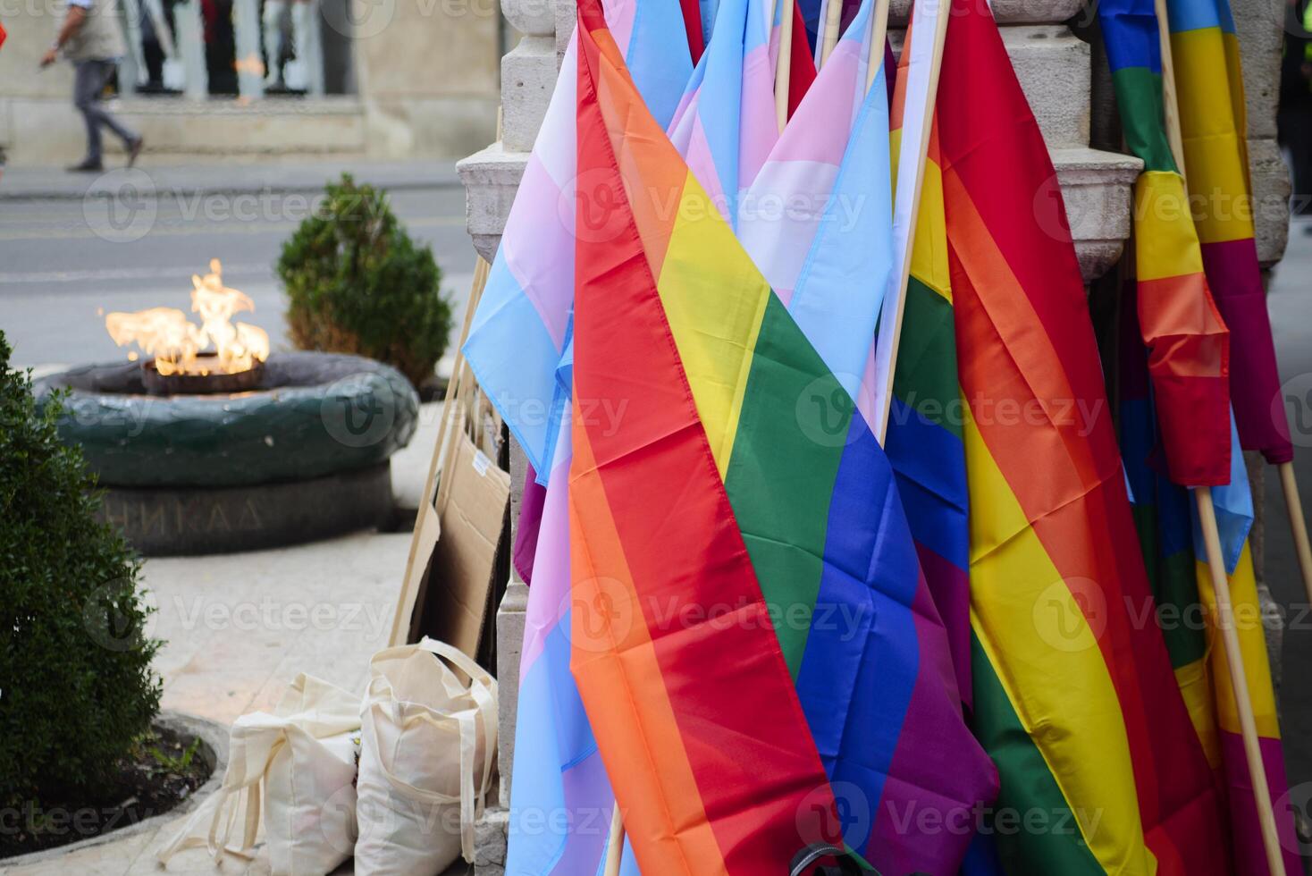 lgbtiq marsch stolthet. färgstark parad som hyllar hbtiq-rättigheter. demonstranter som går med banderoller och flaggor. mänskliga rättigheter. stolthet, passion och protest. regnbågsfamiljer. jämlikhet för alla. foto