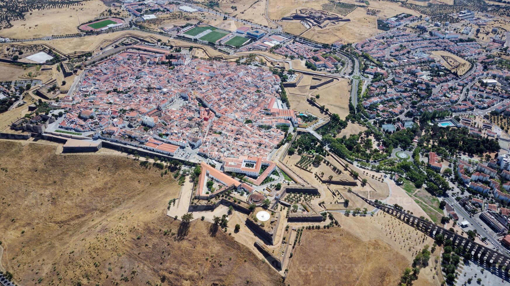 flygdrönarevy över befästningar, garnisonens gränsstad elvas och dess befästningar. unesco världsarv portugal. historisk plats. turistmål för semester. portugal, alentejo, elvas. foto