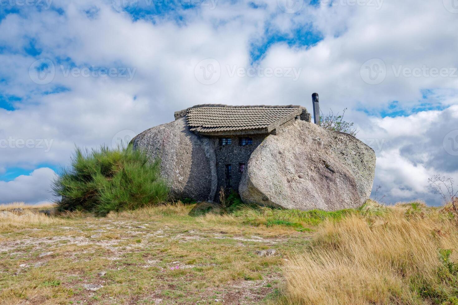 flyttblock hus eller casa do penedo, en hus byggd mellan enorm stenar på topp av en berg i fafe, portugal. vanligtvis anses vara ett av de konstigaste hus i de värld. foto