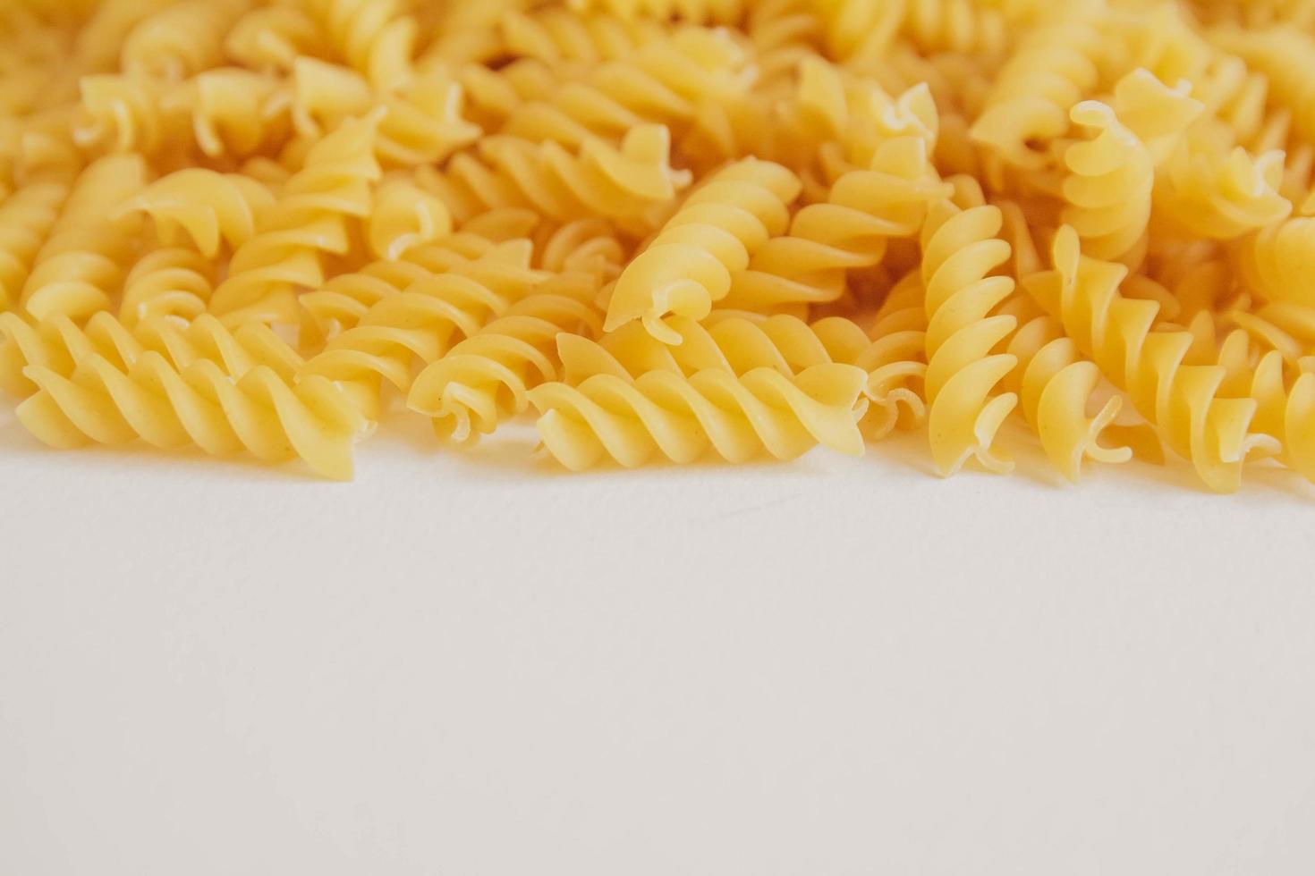 spiral pasta på en vit bakgrund foto