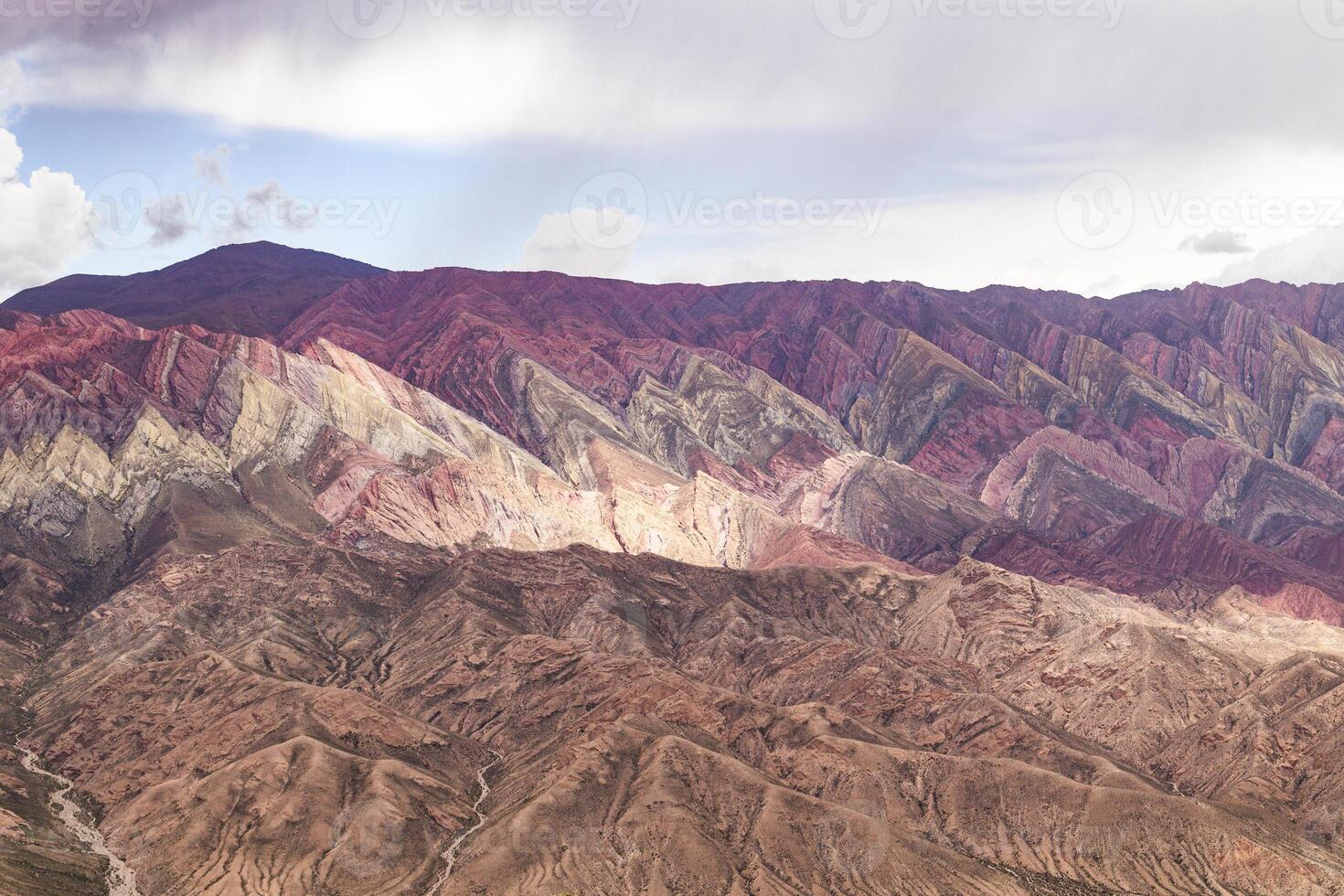 flerfärgad bergen belägen i de stad av humahuaca, argentina foto