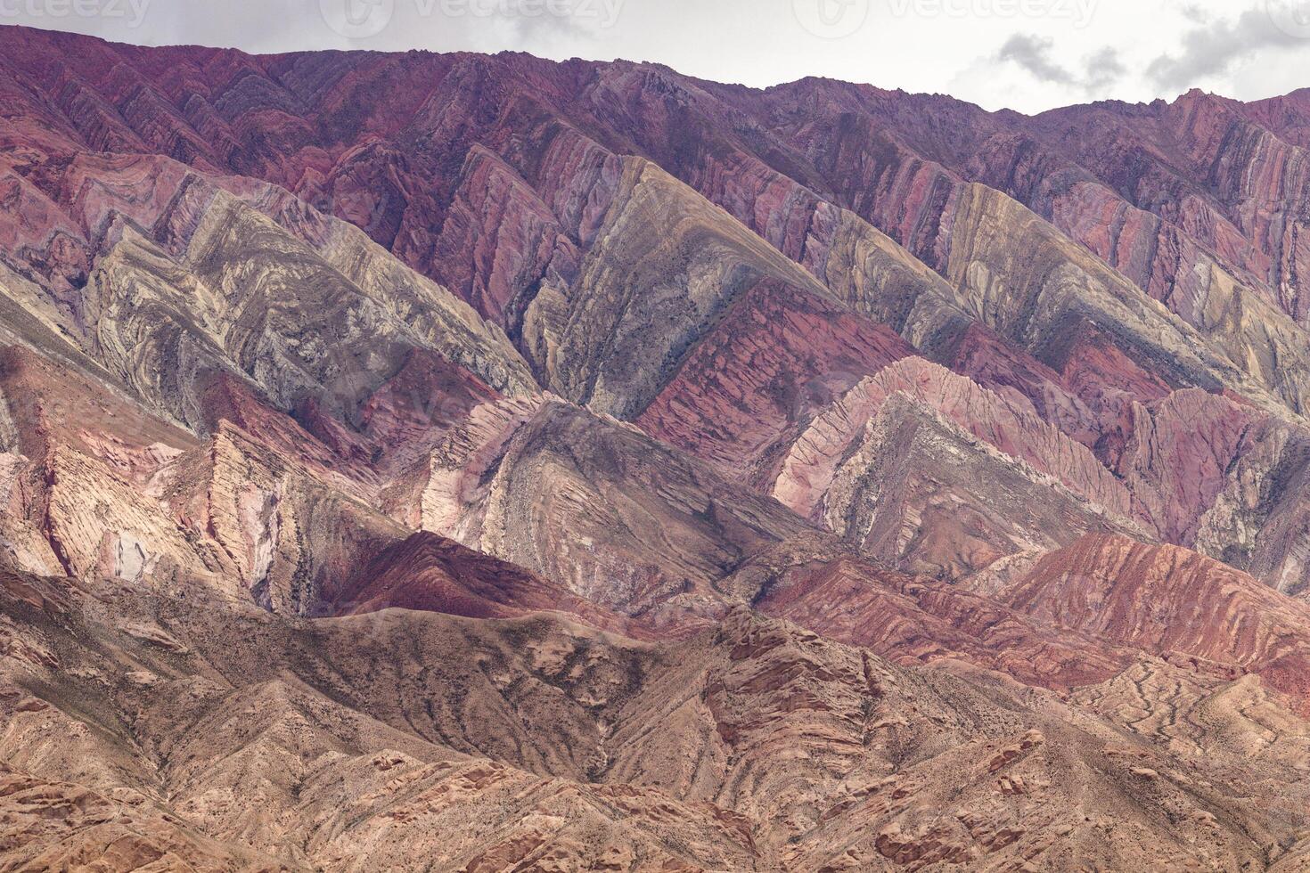 flerfärgad bergen belägen i de stad av humahuaca, argentina foto