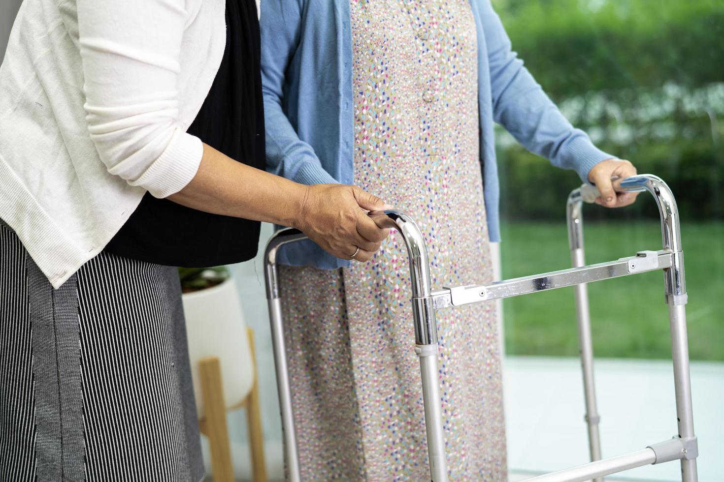 asiatisk senior eller äldre gammal dam kvinna patient promenad med rollator på vårdavdelningen, hälsosamt starkt medicinskt koncept foto