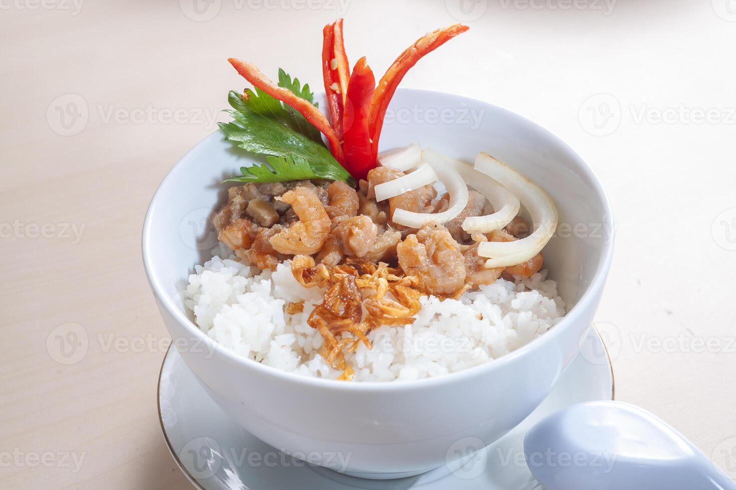 nasi mangkuk asam pedor ikan laut eller kryddad sur skaldjur ris skål foto