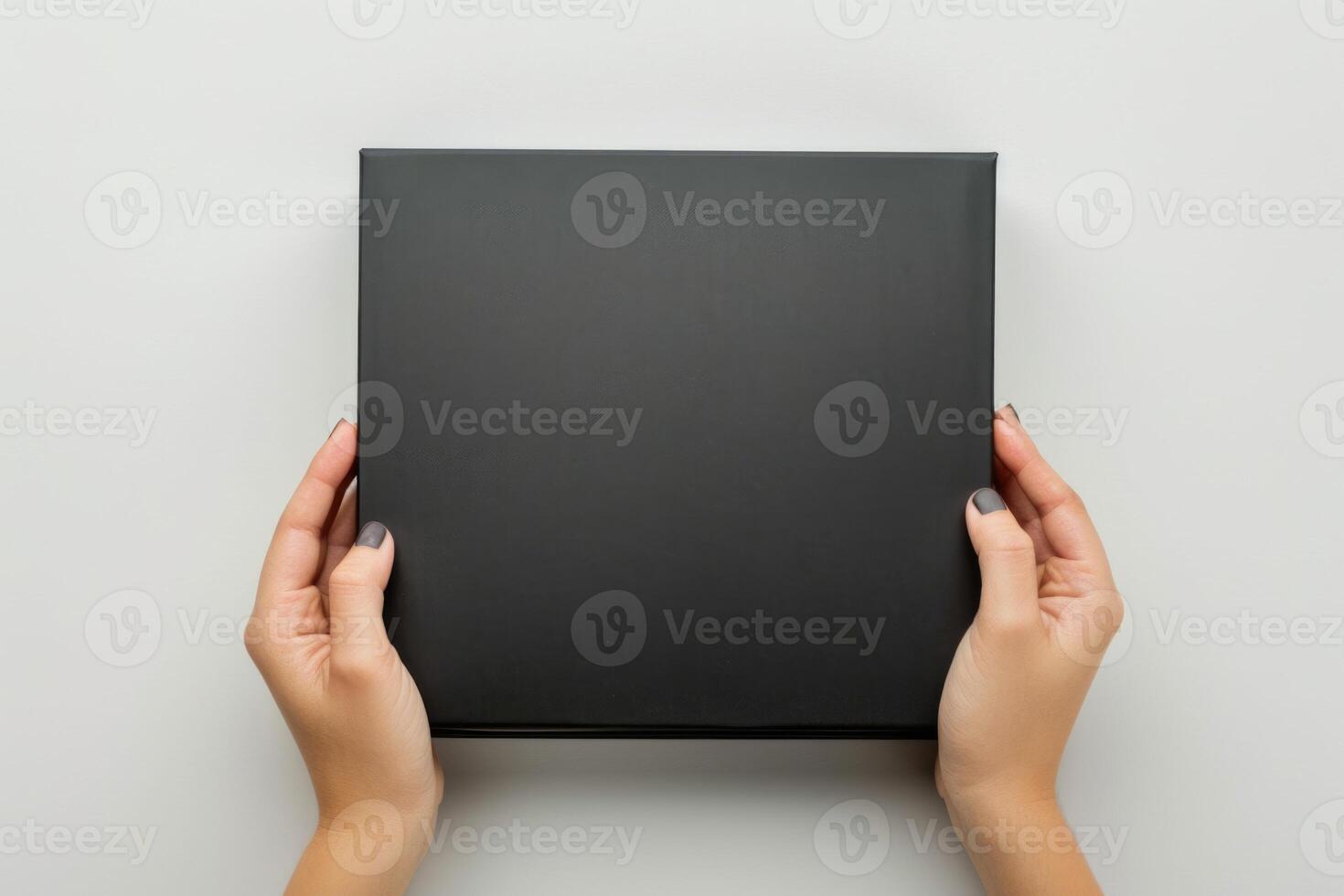 ai genererad kvinna händer öppen tömma svart låda i studio. foto