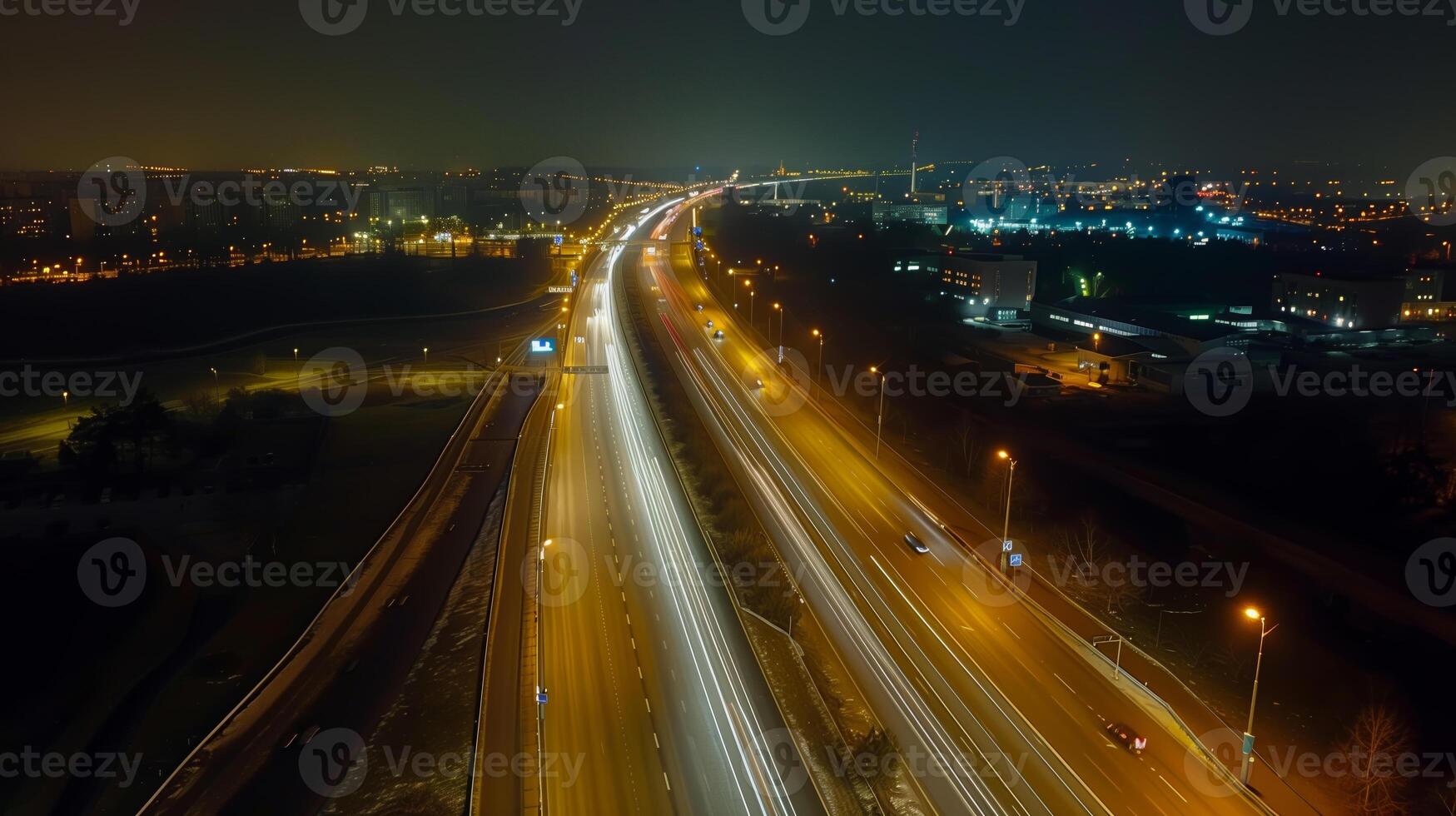 ränder av rör på sig bil lampor mot de bakgrund av stad lampor på natt foto