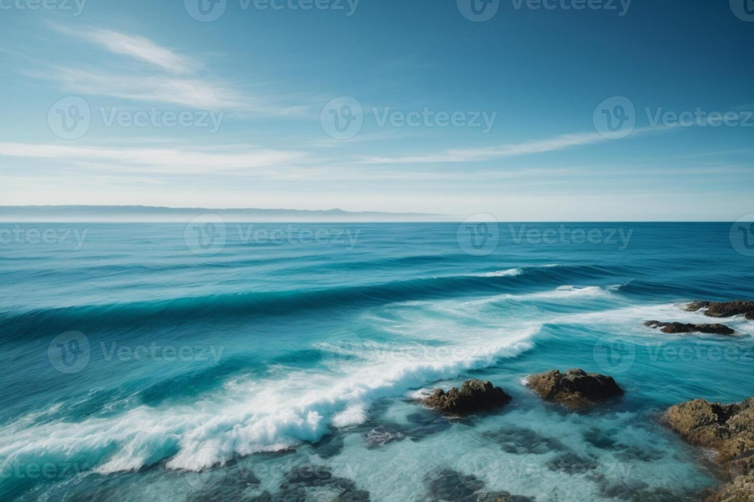 en skön strand med vågor och blå himmel foto
