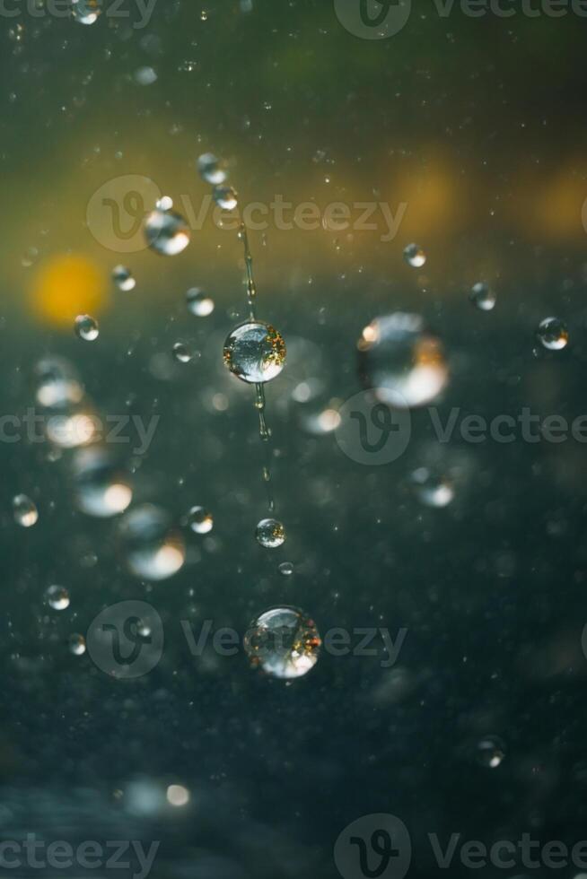 bakgrund av regn på suddig bokeh foto