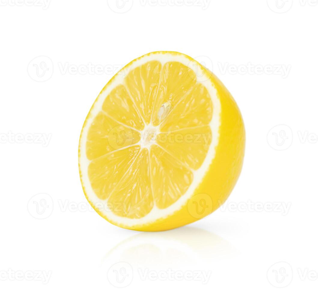 en halv av citron- isolerat på vit bakgrund foto