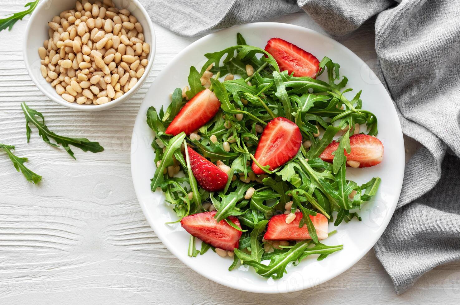 färsk jordgubb arugula sallad med tall nötter eras på en ljus dag foto