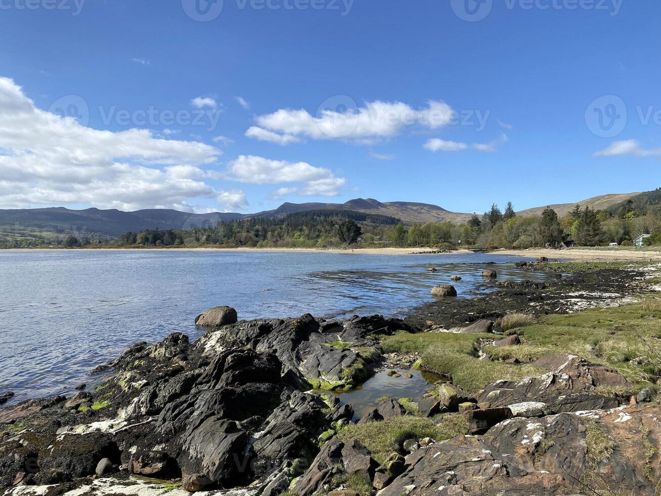 en se av de ö av arran i skottland på en solig dag foto