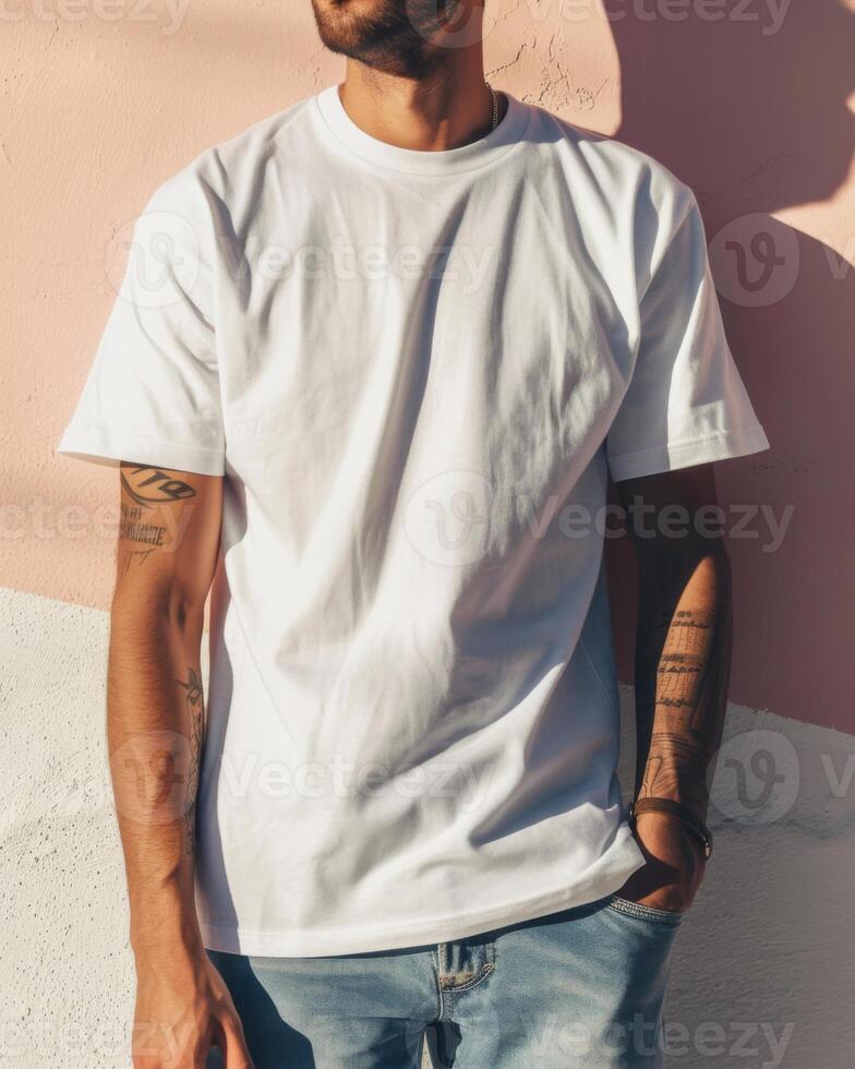 ung vuxen man modell i tom vit t skjorta för design attrapp foto