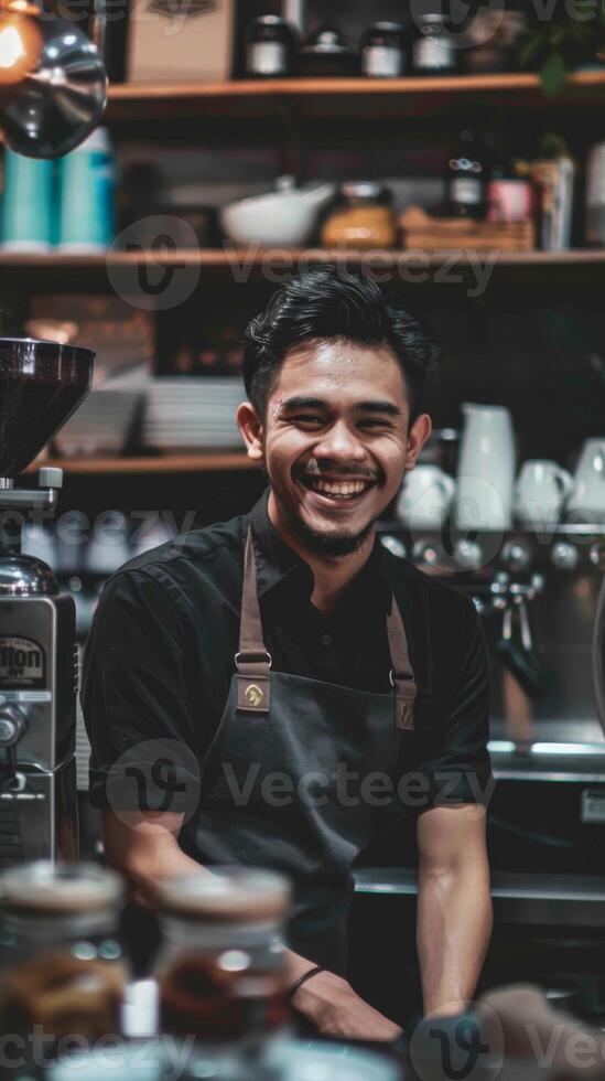 livsstil bild leende Barista på arbete foto