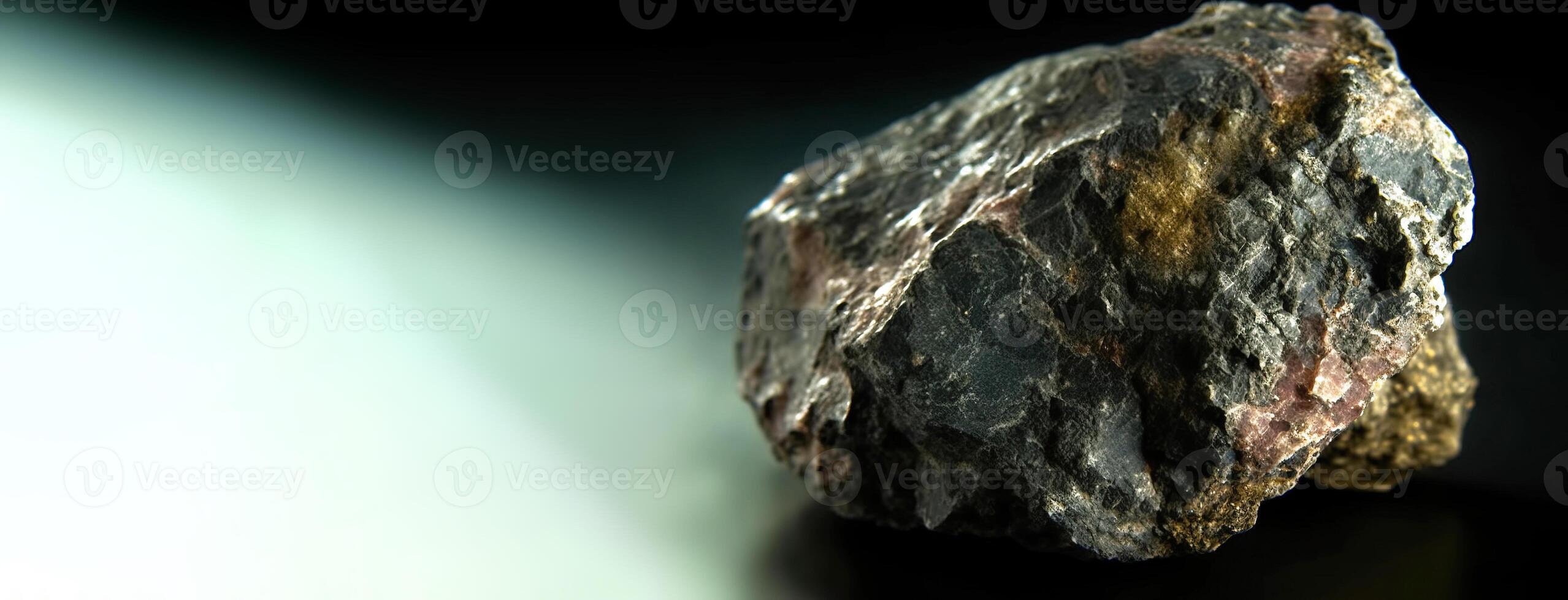 ianbruceite är en sällsynt dyrbar naturlig sten på en svart bakgrund. . rubrik baner attrapp med Plats. foto