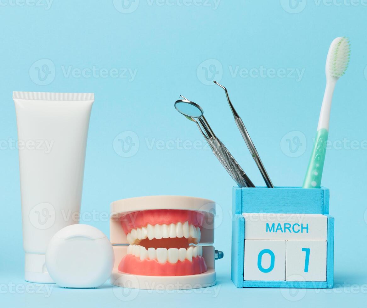 plast flaska med munvatten, tandläkare medicinsk instrument på blå bakgrund foto