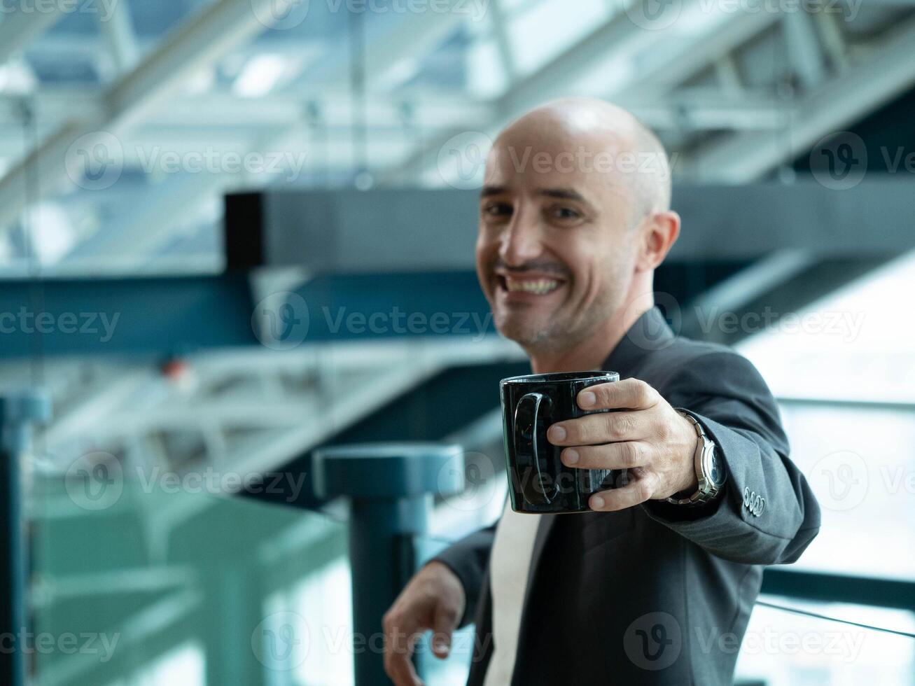 affärsman manlig man herre person människor mänsklig se på kamera ung vuxen Lycklig leende entreprenör porträtt professionell chef företags- verkställande affärsperson glad kaffe kopp glad foto