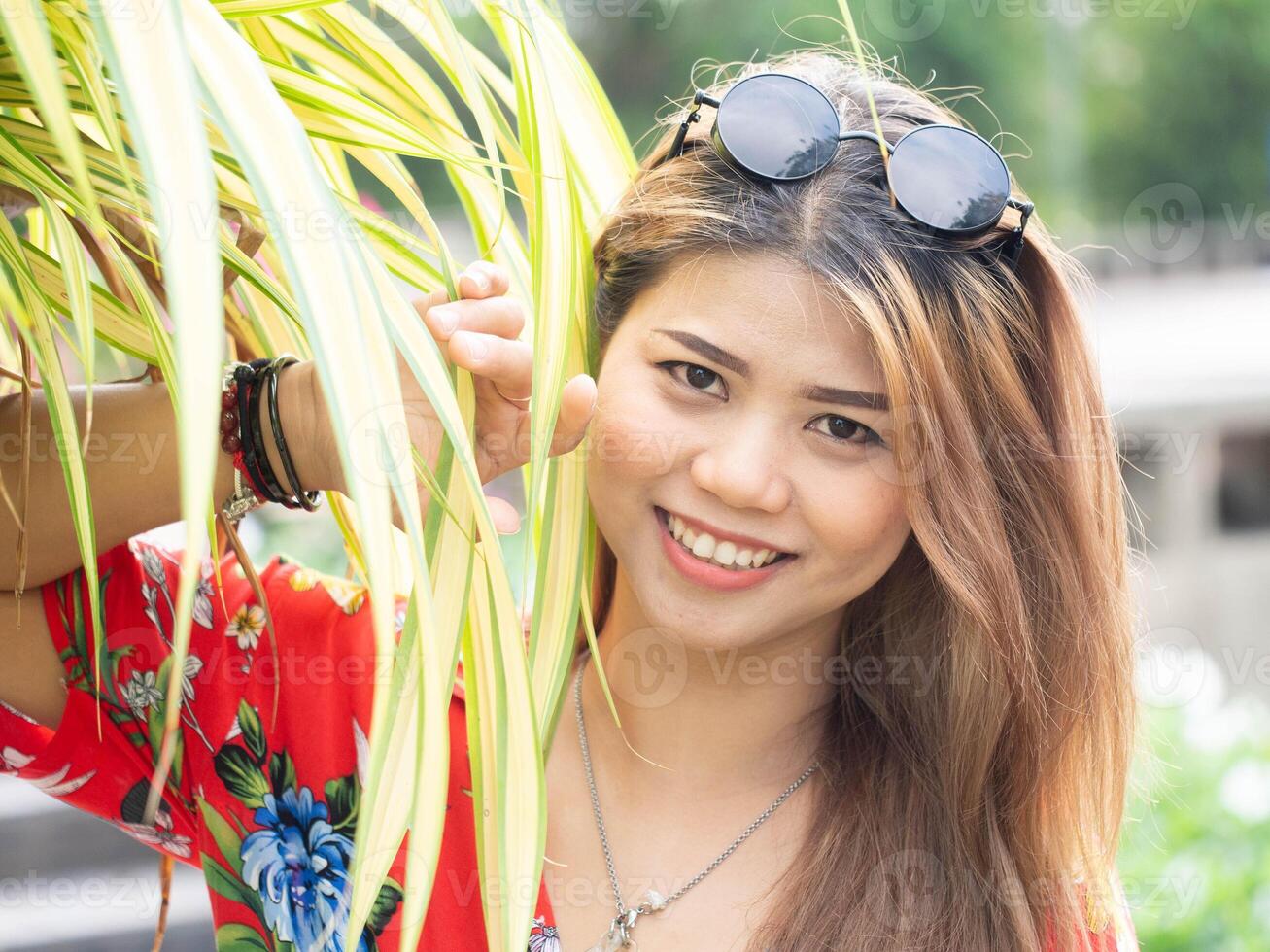 kvinna kvinna lady flicka person människor mänsklig solglasögon se på kamera stänga upp ansikte Lycklig leende kopia Plats skön Söt modell ung vuxen mode livsstil attraktiv göra upp thailand Asien hudvård foto