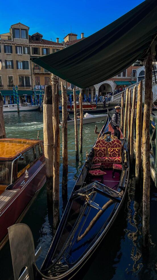 Venedig, Italien - april 2,2023. Venedig stor kanal, turister ridning gondoler foto